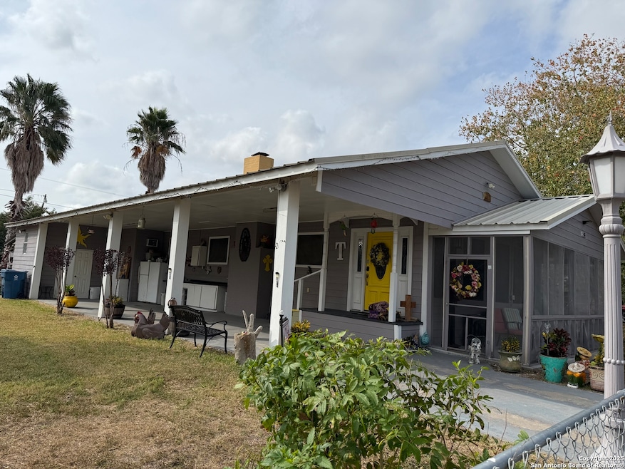 508 E Thornton St, Three Rivers, TX 78071 - photo 1