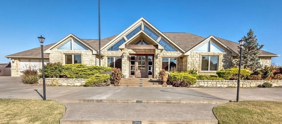 2407 W Mallard Dr, Duncan, OK 73533 - photo 1