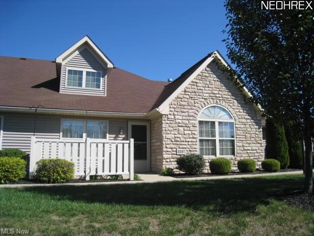 Move in ready 2 bedroom, 2 full bath condo!