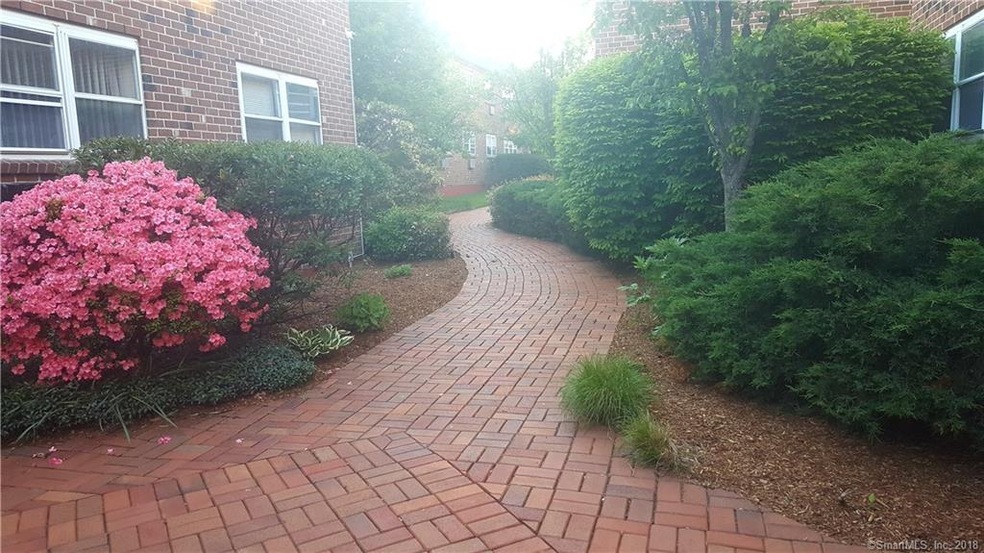 637 Cove Rd unit C11, Stamford, CT 06902 - photo 1