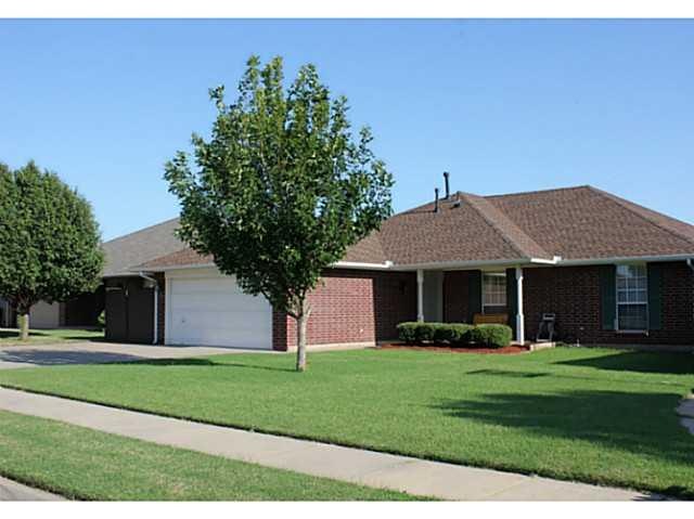 2124 NE 13th St, Moore, OK 73160 - photo 1