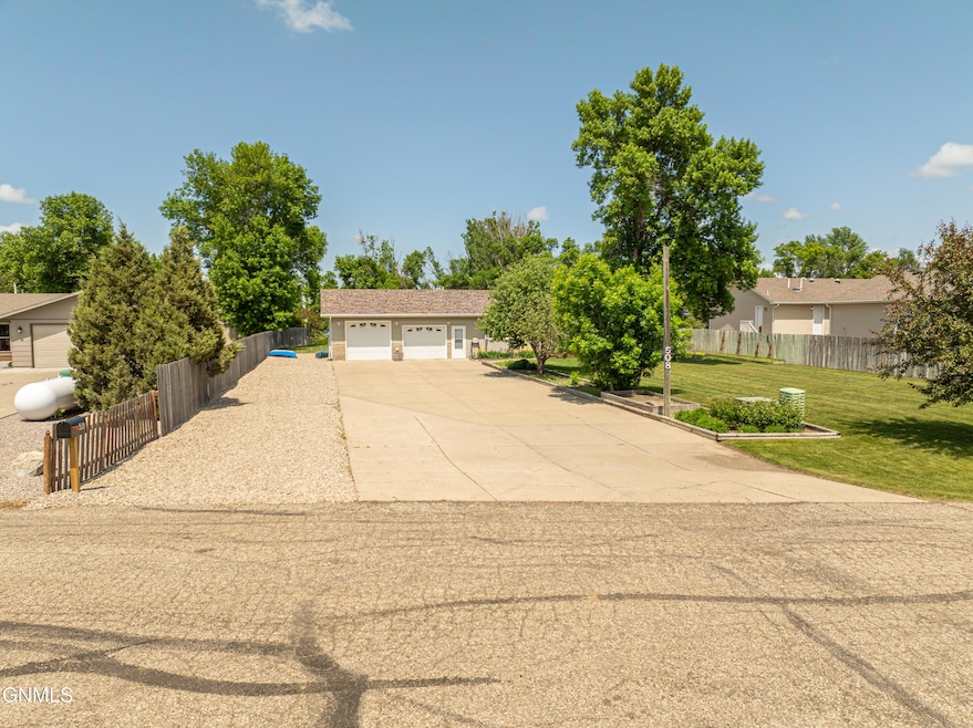 508 Rosie Ln N, Mandan, ND 58554 - photo 1