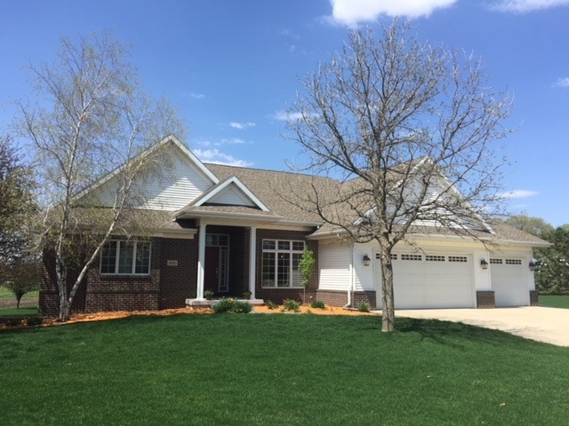 3221 Cobblestone Ct, Cedar Falls, IA 50613 - photo 1