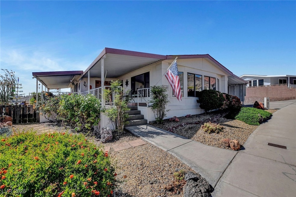 Manufactured / mobile home featuring a porch and f