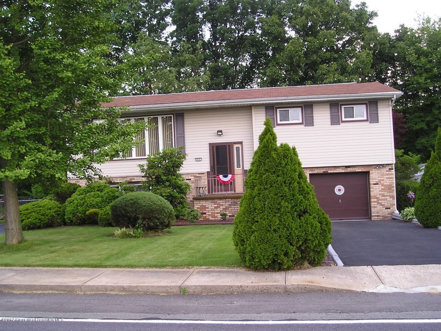 835 Oak St, Taylor, PA 18517 - photo 1