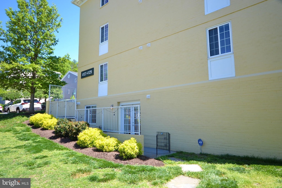 4127 S Four Mile Run Dr unit 104, Arlington, VA 22204 - photo 1