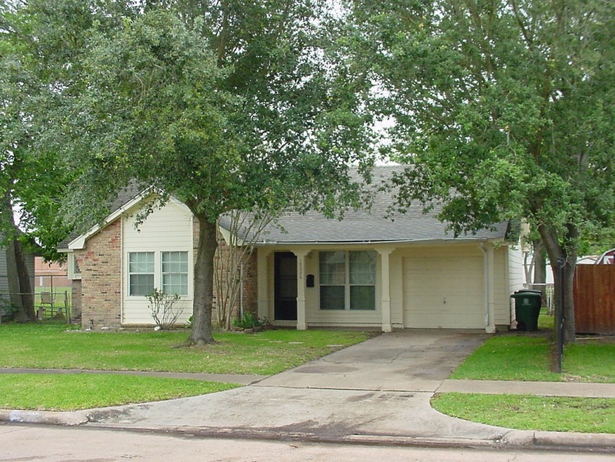 10326 Southport Dr, Houston, TX 77089 - photo 1