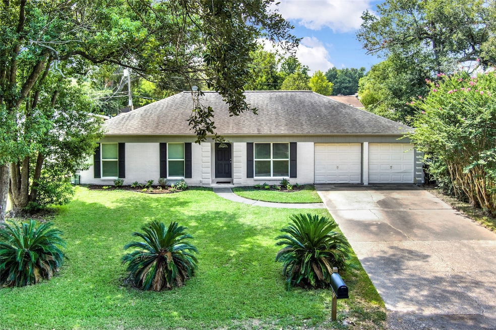 1605 Alta Vista Dr, Alvin, TX 77511 - photo 1