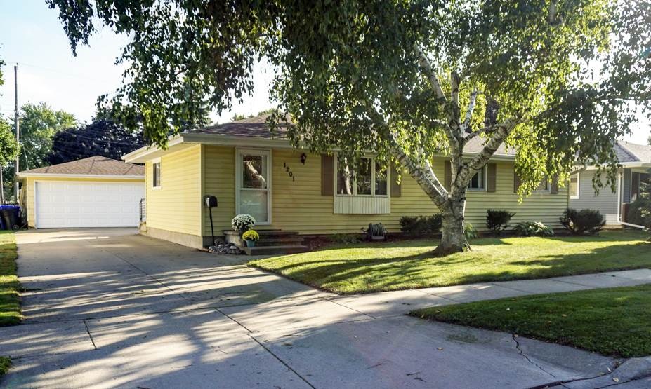 1201 W Hawes Ave, Appleton, WI 54914 - photo 1