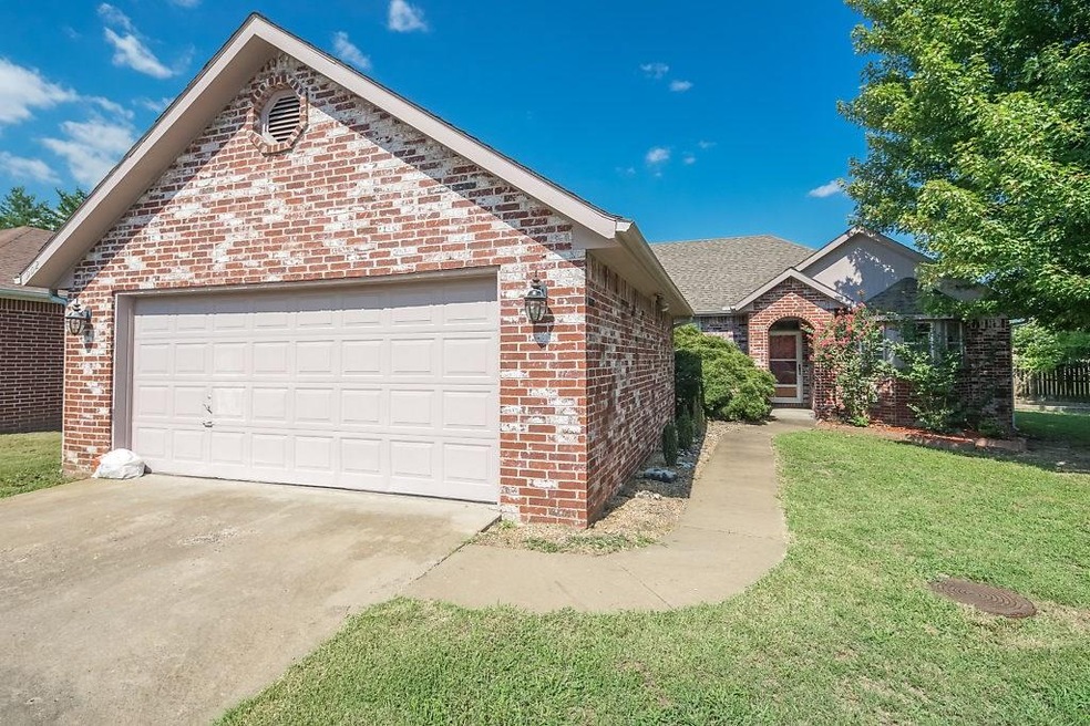 902 W Linden St, Rogers, AR 72756 - photo 1