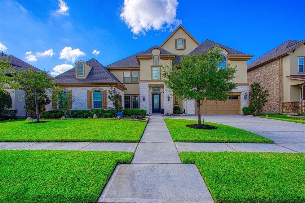Beautifully maintained home w/ excellent curb appe