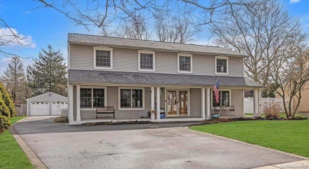 4 Pequa Ln, ComMacK, NY 11725 - photo 1