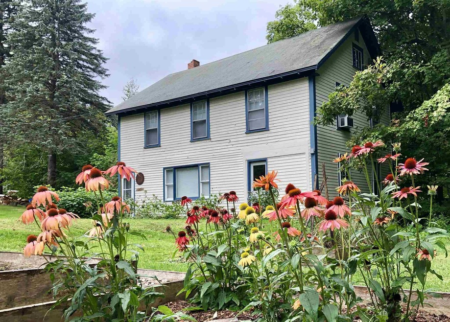 143 Cross St, Bethlehem, NH 03574 - photo 1