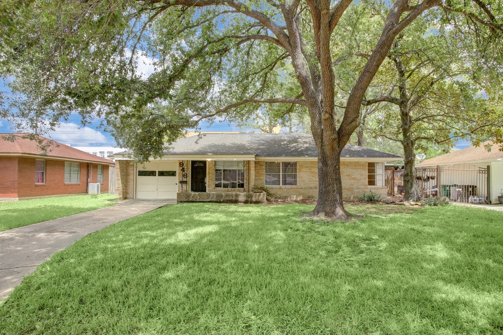 946 W 31st St, Houston, TX 77018 - photo 1