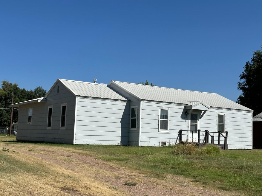 826 S Adams St, Hugoton, KS 67951 - photo 1