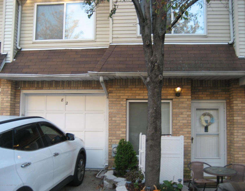 82 Sandywood Ln, Staten Island, NY 10309 - photo 1