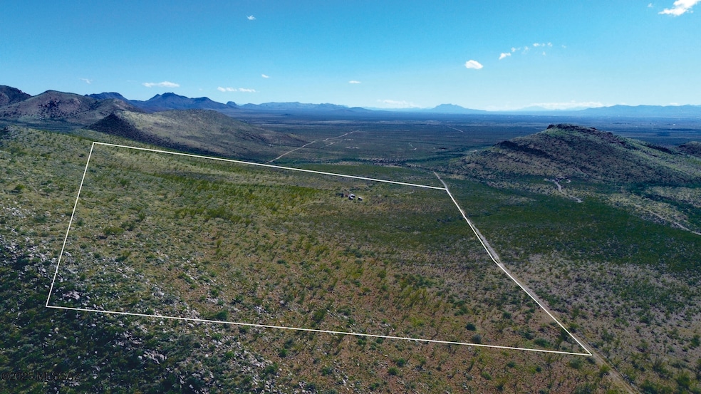 Group of 2 Objects (1)