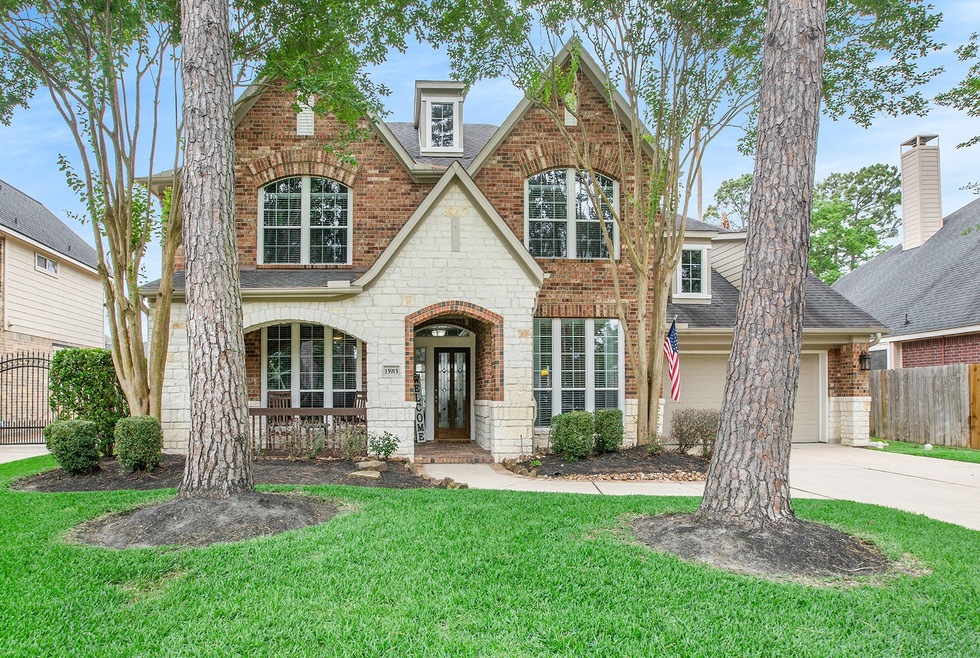 Welcome home to 15915 Barrow Cove Drive located in Coles Crossing.