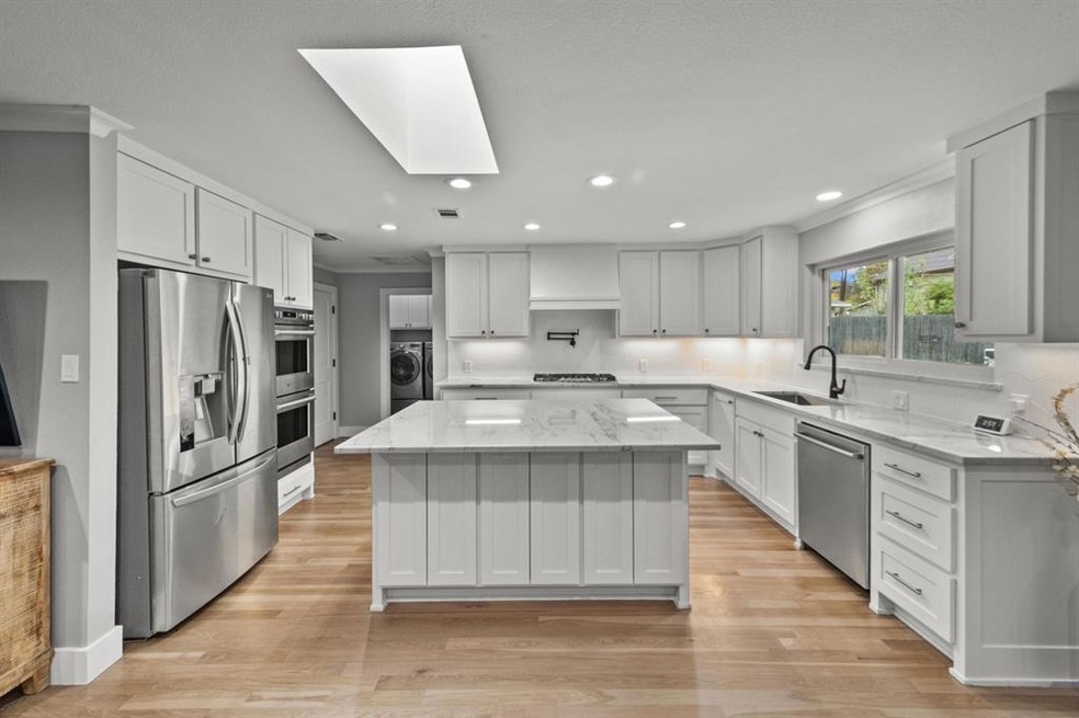 424 Arcadia St, Hurst, TX 76053 - photo 1