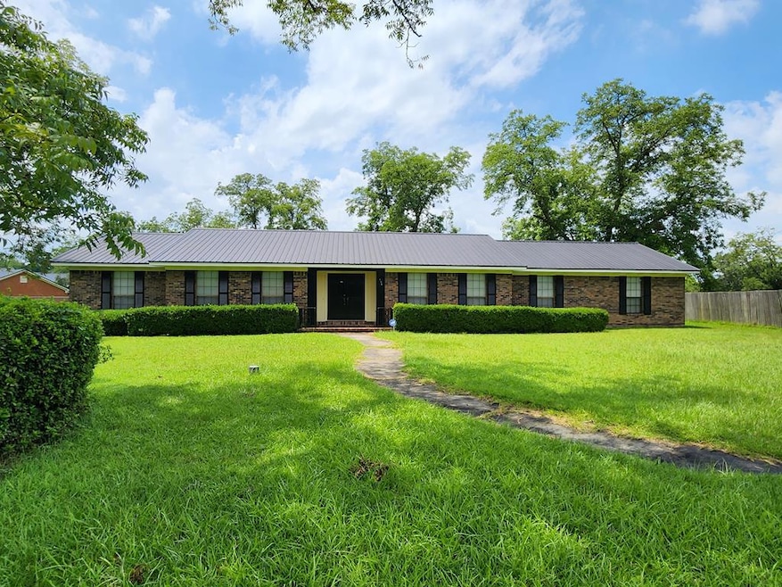 109 Taylor Cir, Fitzgerald, GA 31750 - photo 1