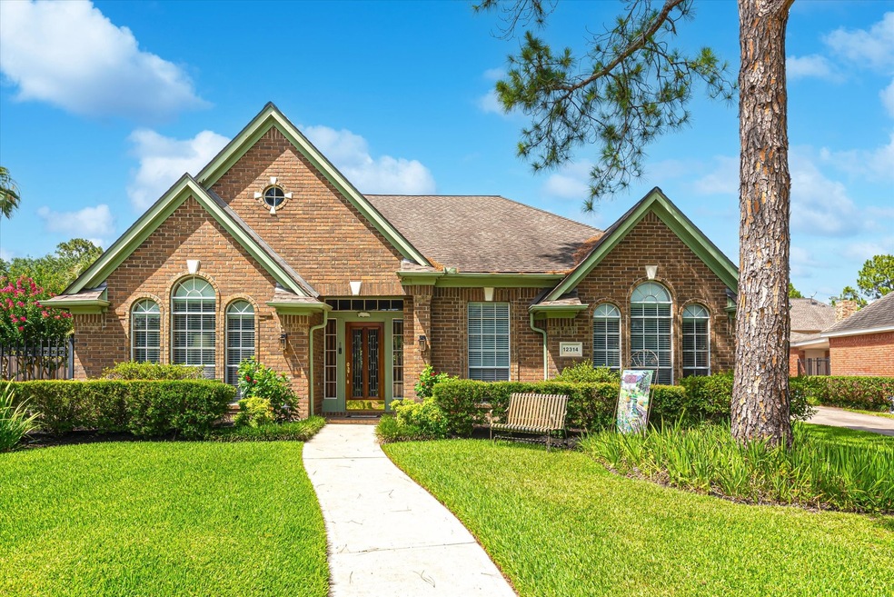 beautiful well manicured front yard.