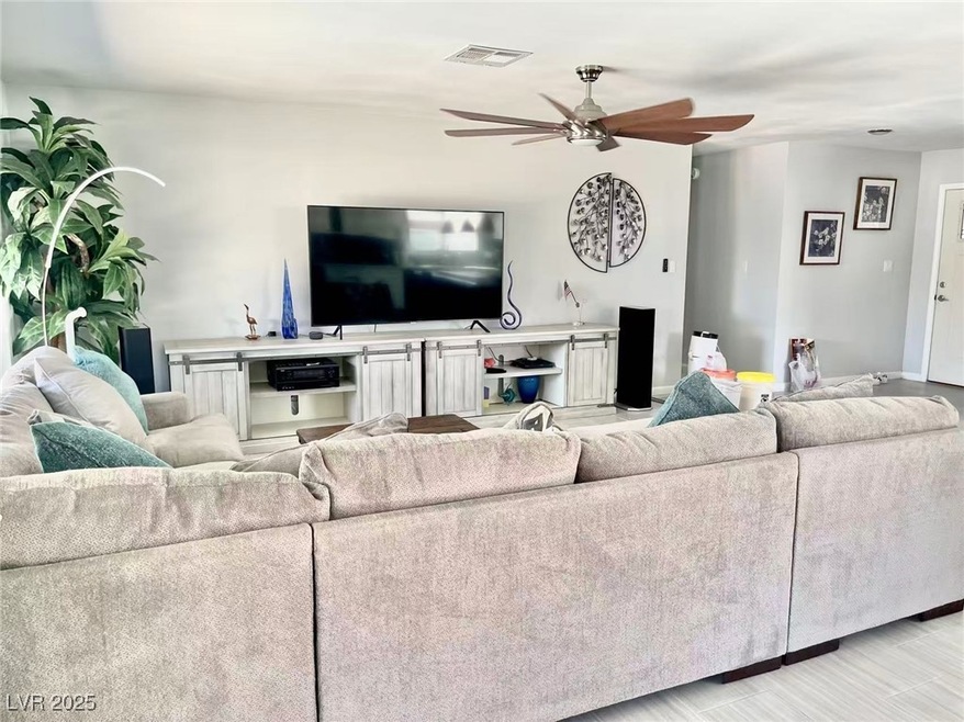 Living room with a ceiling fan