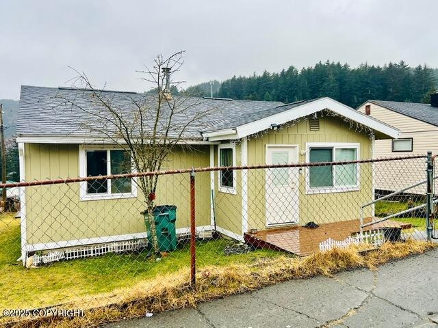 411 Maple Ave, Kodiak, AK 99615 - photo 1