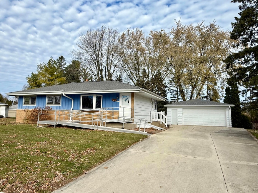 1518 Scott Rd, Port Washington, WI 53074 - photo 1