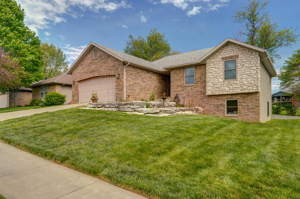 983 Glen Oaks Dr-1