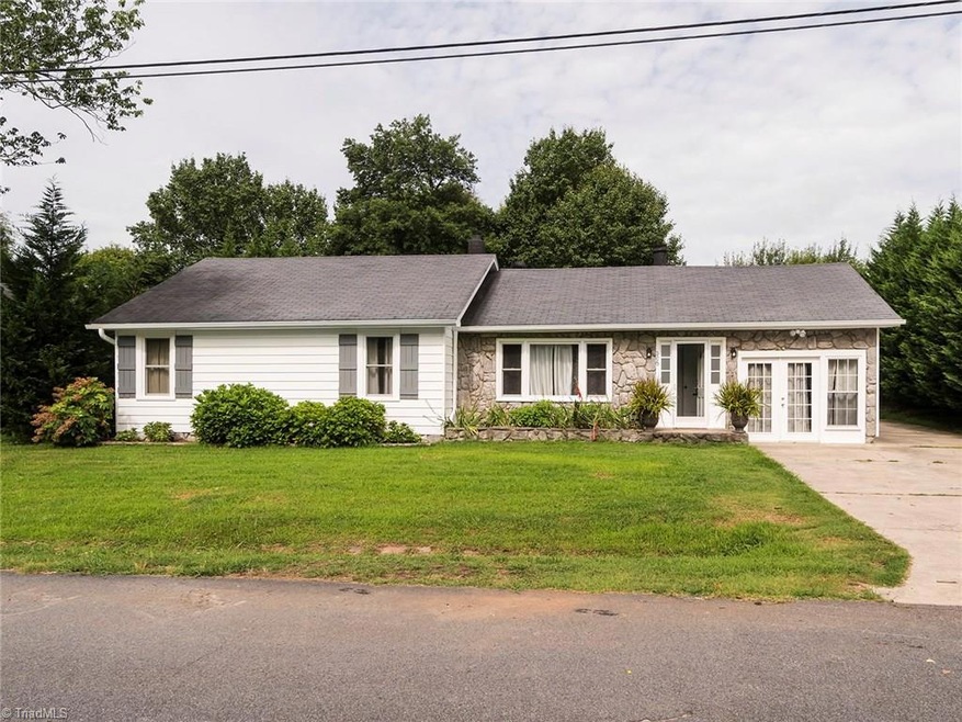 3 Bedroom home in High Point! Large living room and eat in kitchen, large flat backyard!
