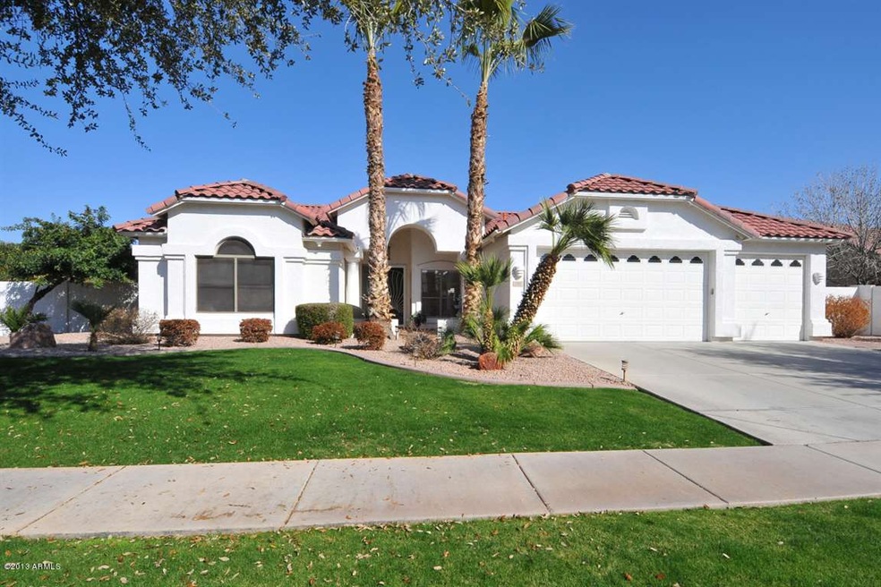 Great curb appeal!!