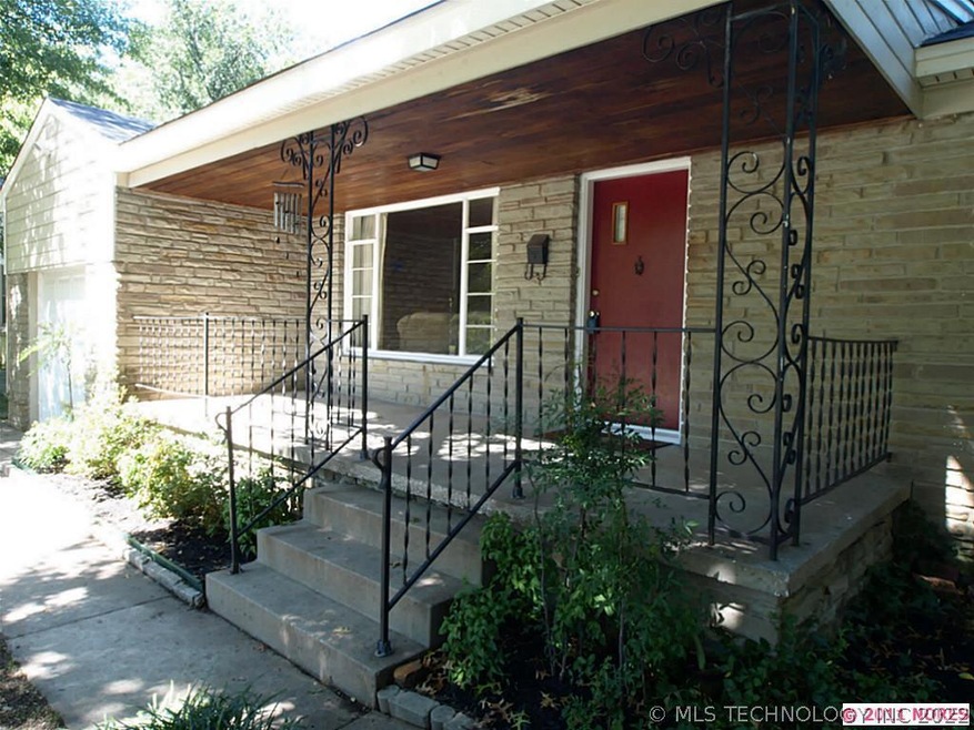 Midtown Bungalow with tongue and curve covered por