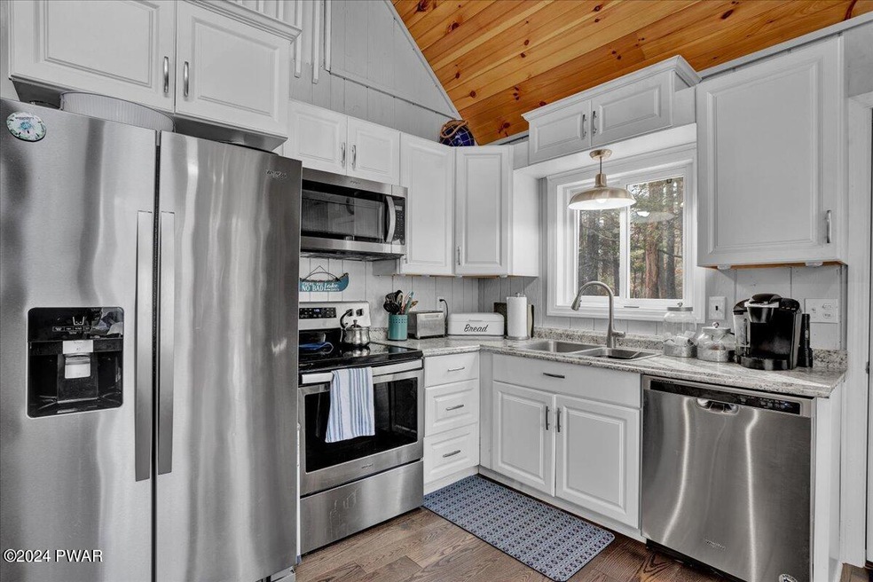 102 Hemlock Point Ct, Hawley, PA 18428 - photo 1