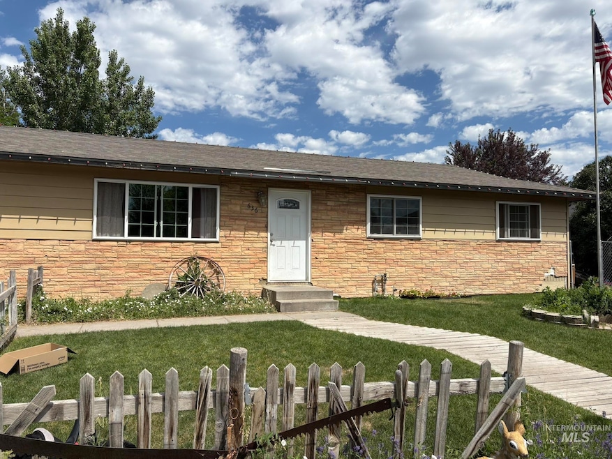 636 Spruce Cir, Gooding, ID 83330 - photo 1