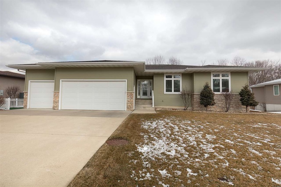 4008 Wedgewood Dr, Cedar Falls, IA 50613 - photo 1