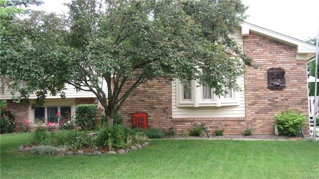 4 Bedroom 2 bath 2 Half Bath home. Bonus Rooms...o