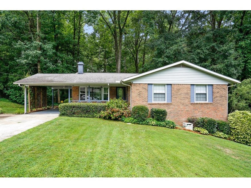 Welcome home to 3390 Kenland Road