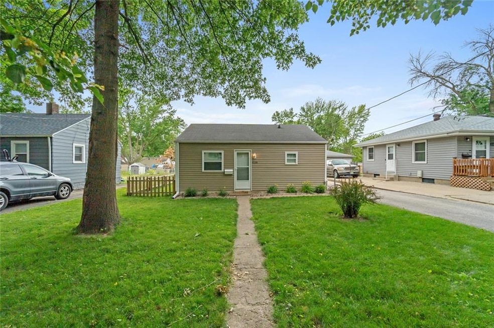4136 Columbia St, Des Moines, IA 50313 - photo 1