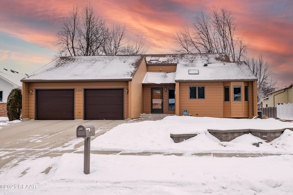 1215 S 23rd St, Grand Forks, ND 58201 - photo 1