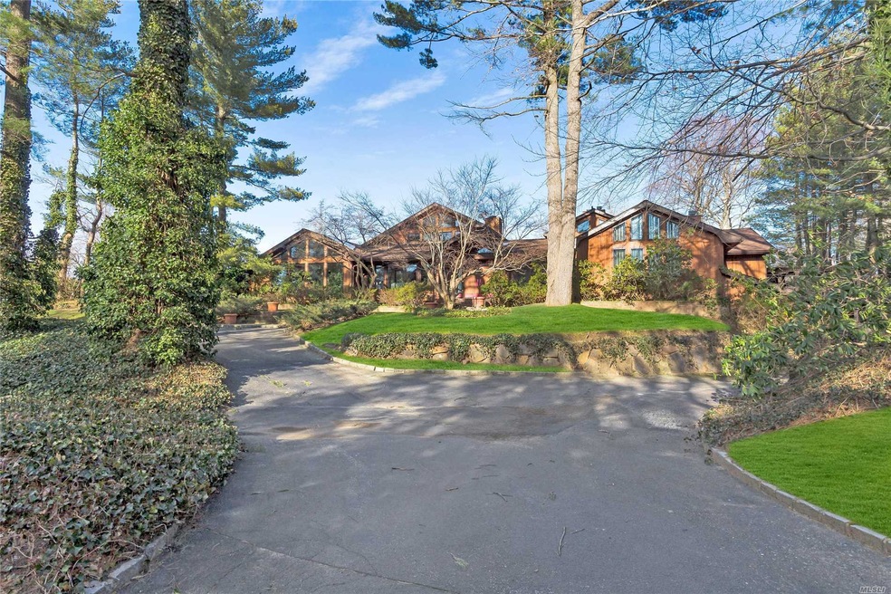 1 Locust Cove Ln, Great Neck, NY 11024 - photo 1