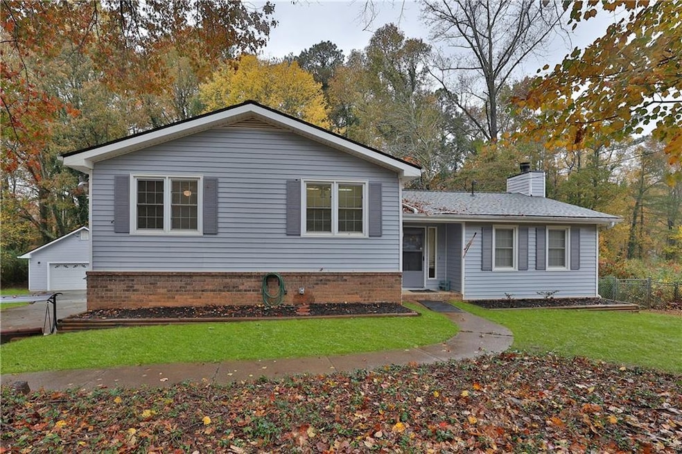 View of front facade featuring a front yard and a 