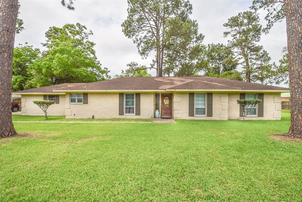 1111 Pine St, Alvin, TX 77511 - photo 1