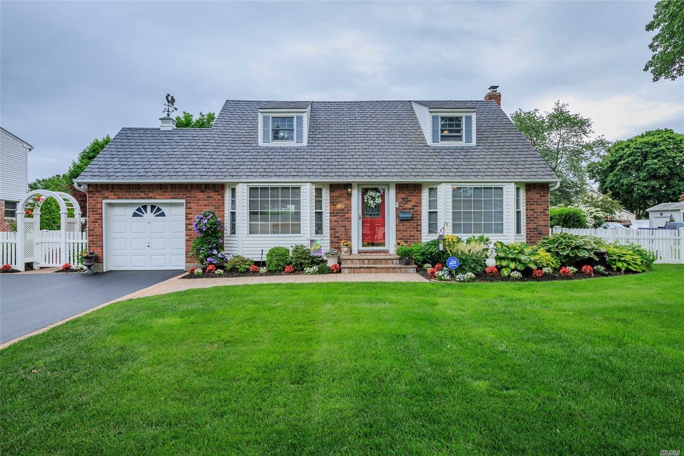 7 Grendon Ln, ComMacK, NY 11725 - photo 1