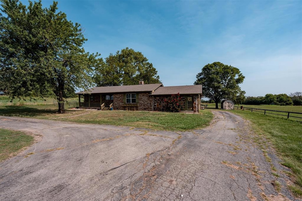 2104 E Columbia St, Okemah, OK 74859 - photo 1