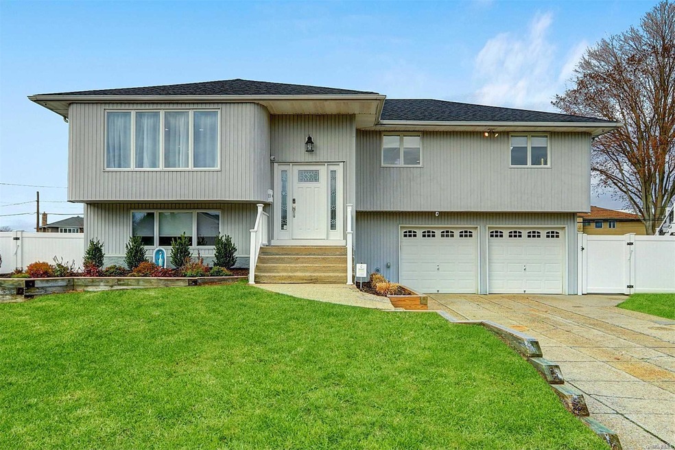 19 Farmstead Rd, ComMacK, NY 11725 - photo 1