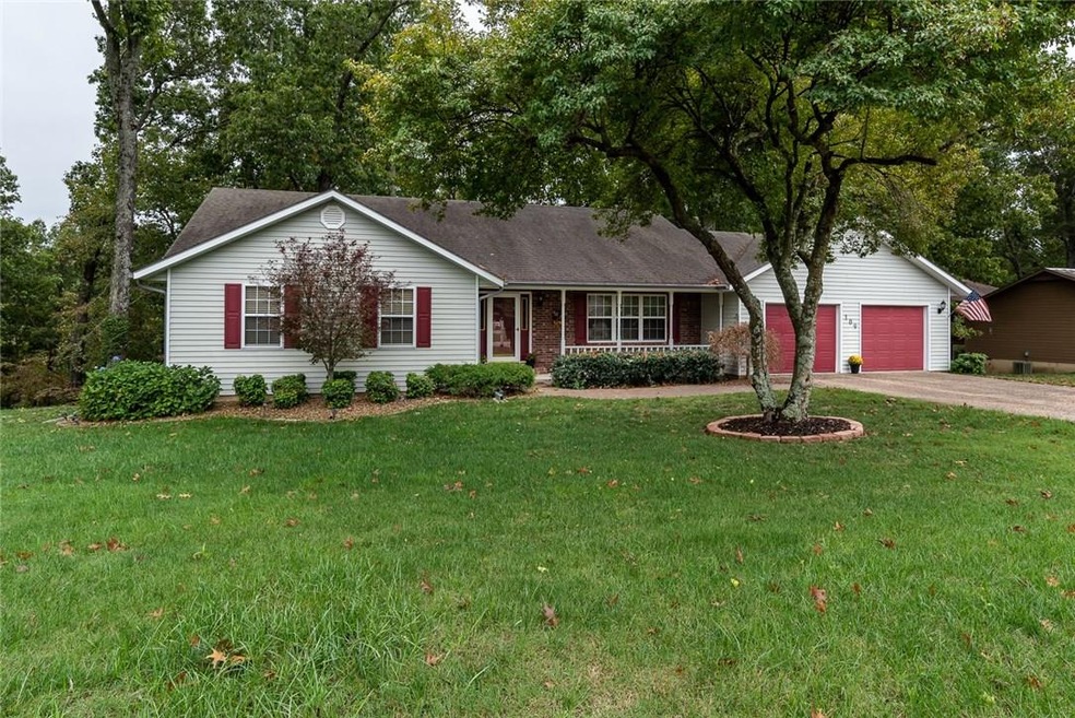 Exquisite 3 bdrm/3 bath ranch style home in Brush