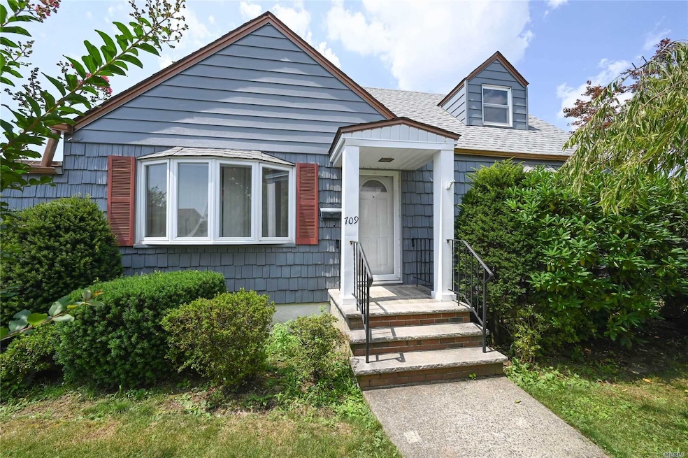 709 Eileen Ct, Franklin Square, NY 11010 - photo 1