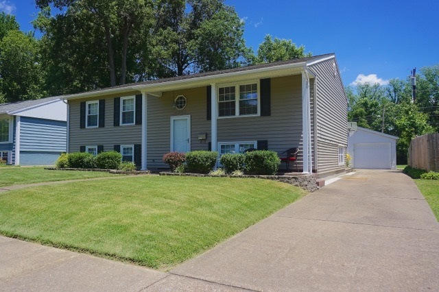 4 Bedrooms, living room, dining, and kitchen. Nice