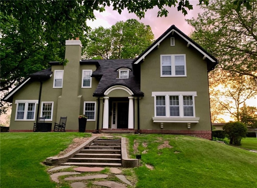 2210 E 32nd St, Des Moines, IA 50317 - photo 1