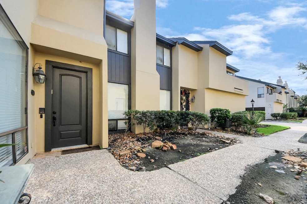 1112 Bering Dr unit 52, Houston, TX 77057 - photo 1